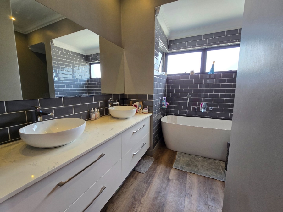 4 Bedroom Property for Sale in Somerton Estate Free State